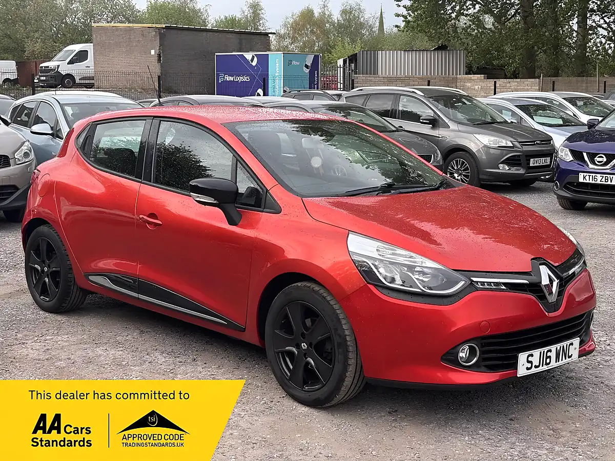 Used 2016 Renault Clio Dynamique Nav Red - Front View