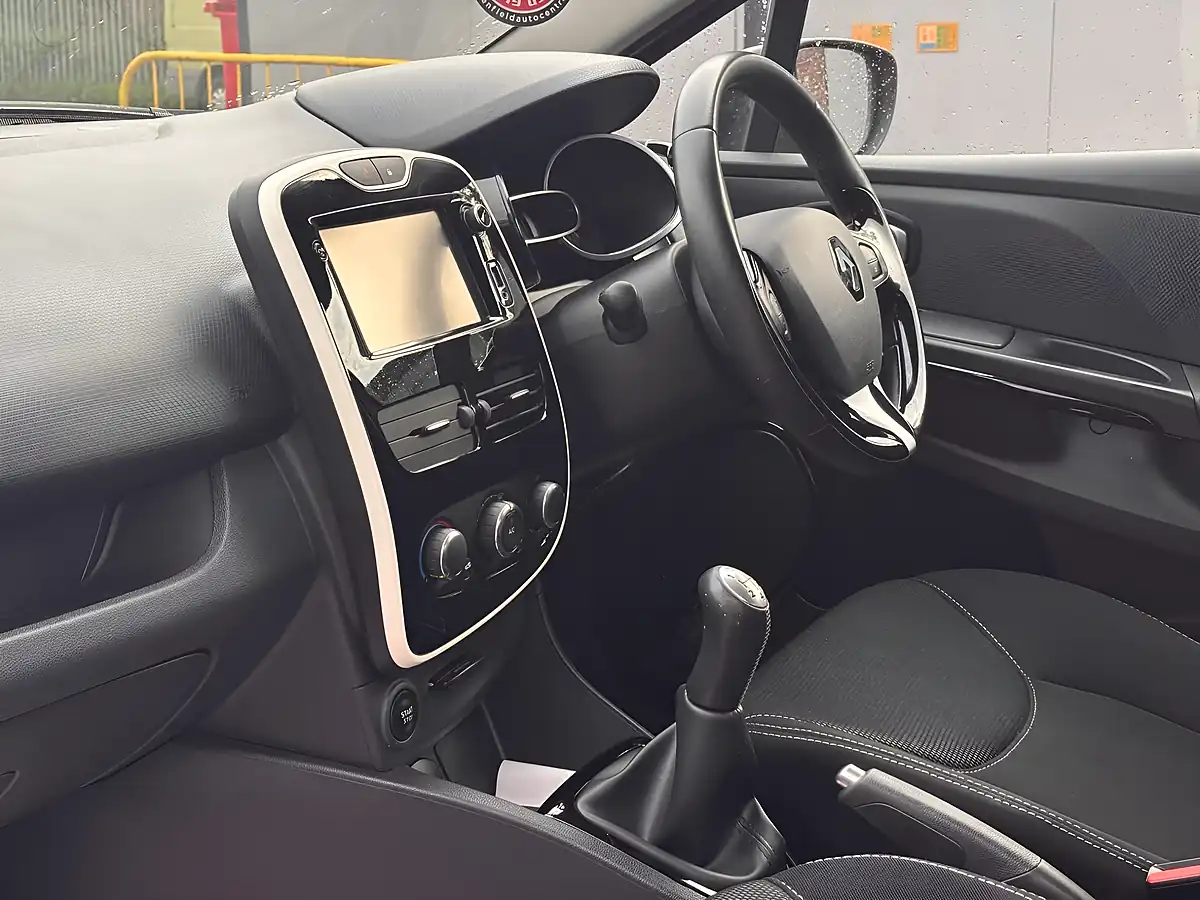 Used 2016 Renault Clio Dynamique Nav Red - Interior and Exterior details 10