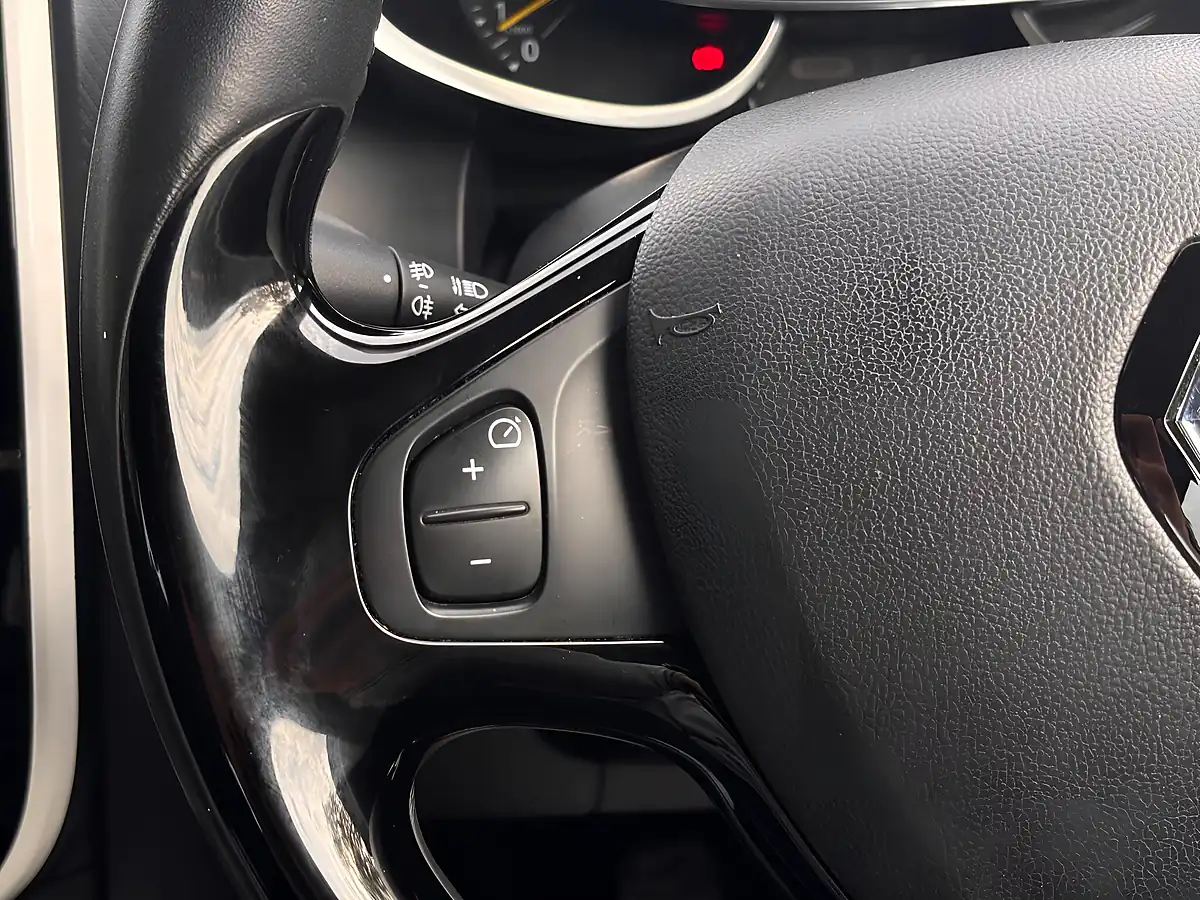 Used 2016 Renault Clio Dynamique Nav Red - Interior and Exterior details 15