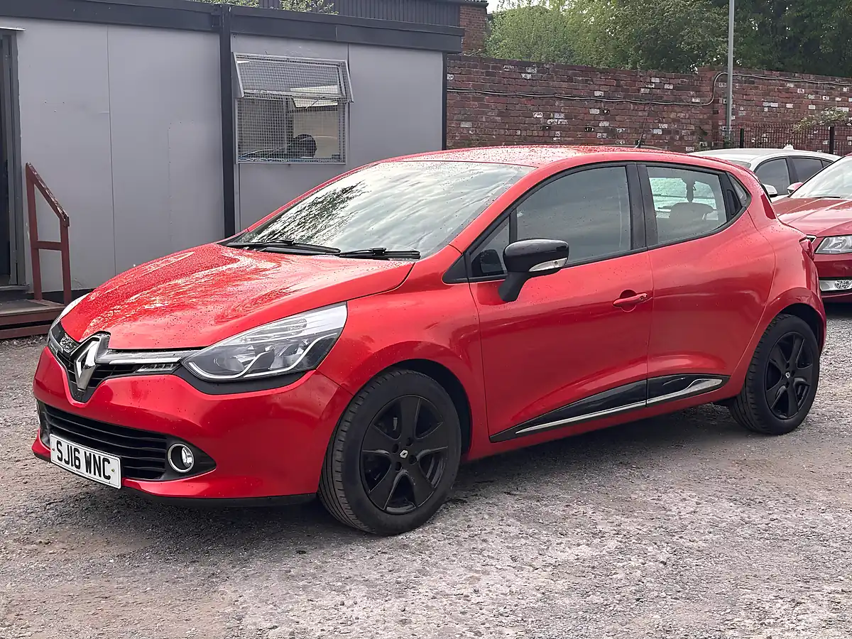 Used 2016 Renault Clio Dynamique Nav Red - Interior and Exterior details 3