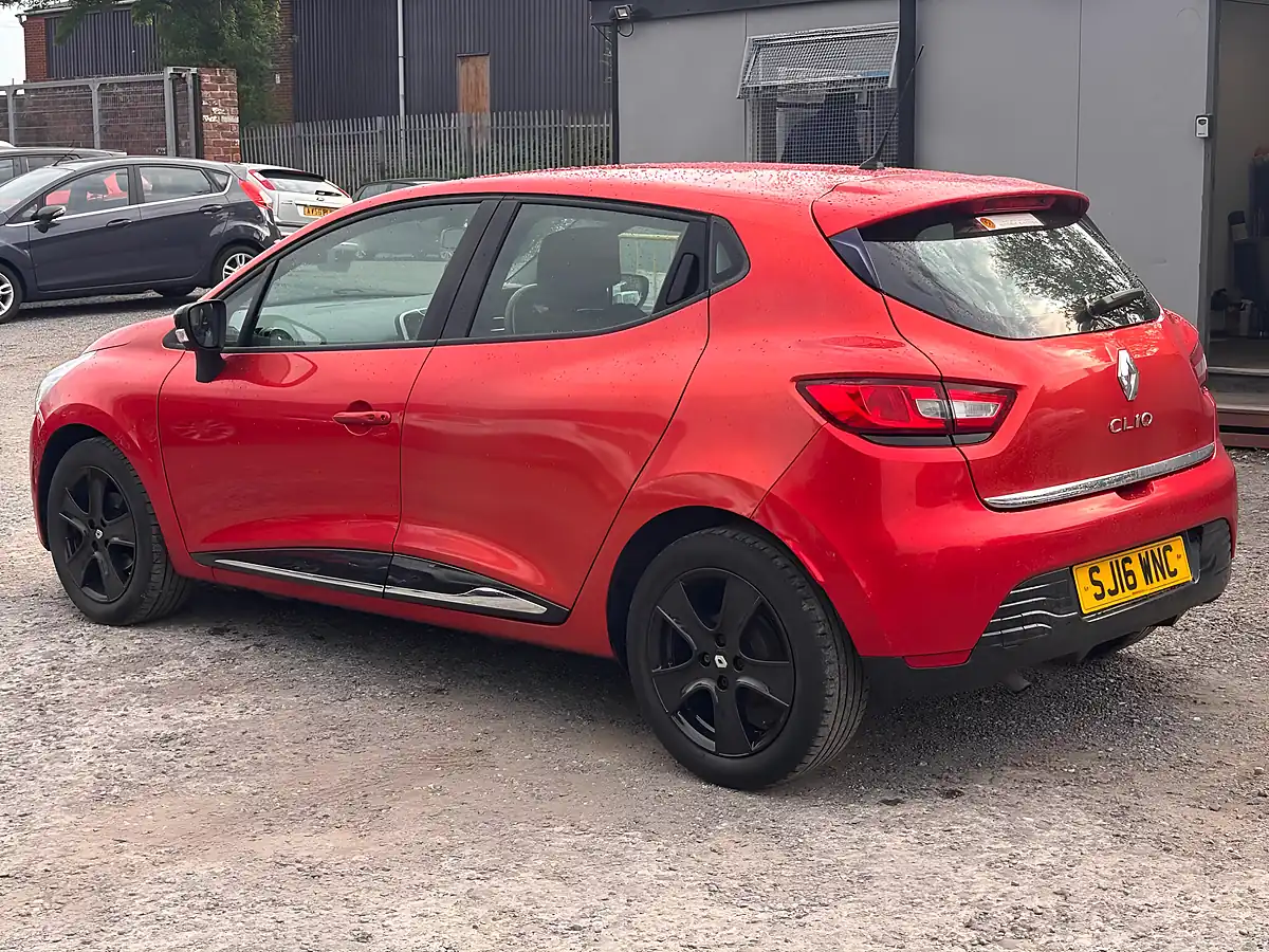Used 2016 Renault Clio Dynamique Nav Red - Interior and Exterior details 4