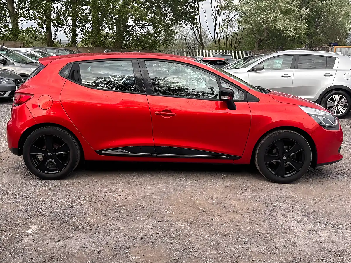 Used 2016 Renault Clio Dynamique Nav Red - Interior and Exterior details 7