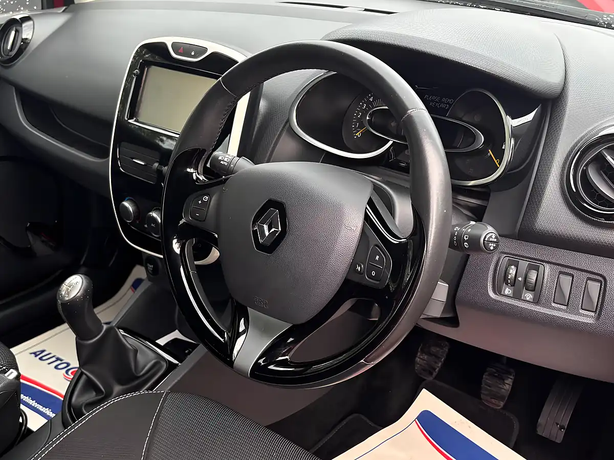 Used 2016 Renault Clio Dynamique Nav Red - Interior and Exterior details 8