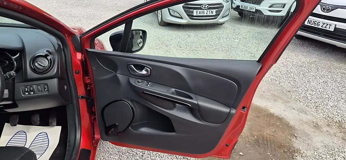 Used 2016 Renault Clio Dynamique Nav Red - Interior and Exterior details 10