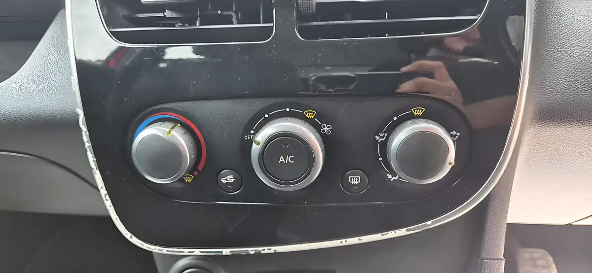 Used 2016 Renault Clio Dynamique Nav Red - Interior and Exterior details 13