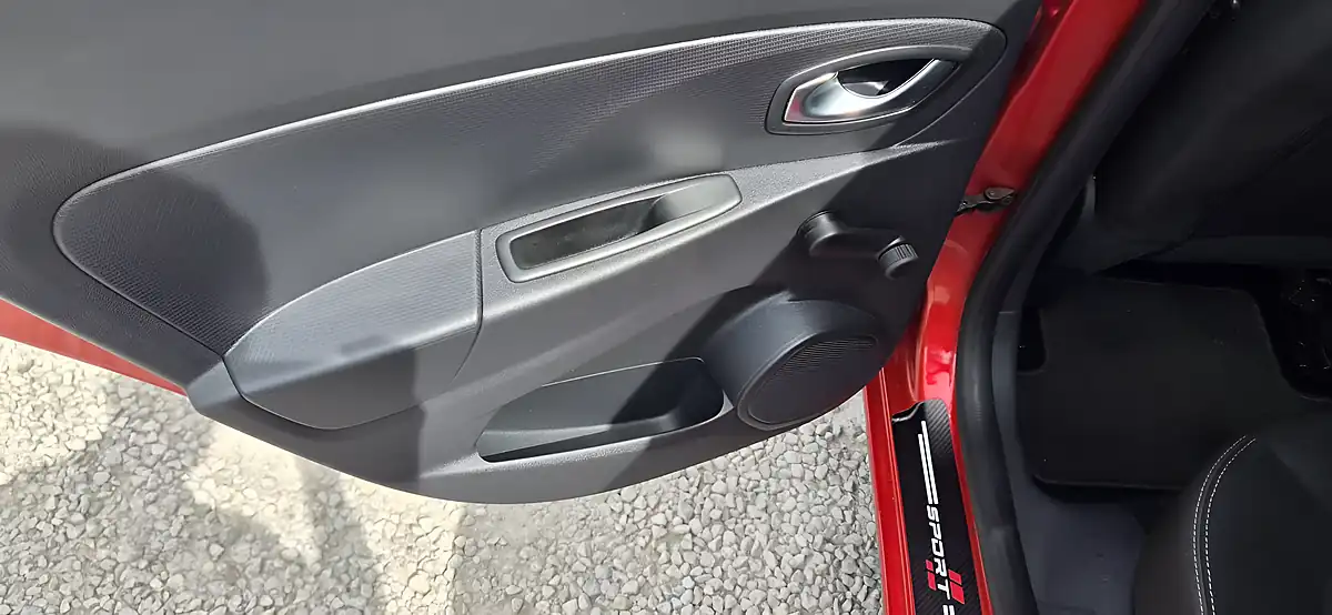 Used 2016 Renault Clio Dynamique Nav Red - Interior and Exterior details 16