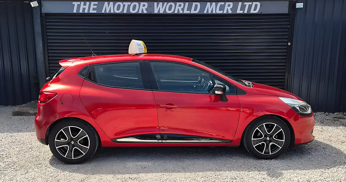 Used 2016 Renault Clio Dynamique Nav Red - Interior and Exterior details 4