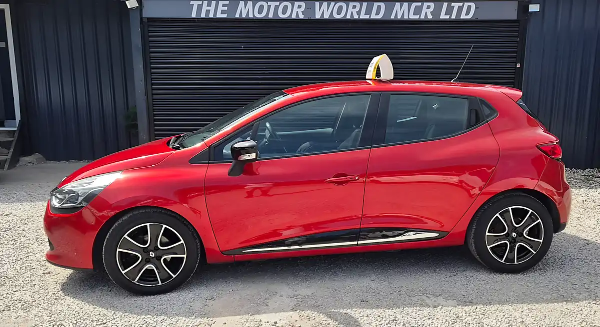 Used 2016 Renault Clio Dynamique Nav Red - Interior and Exterior details 8