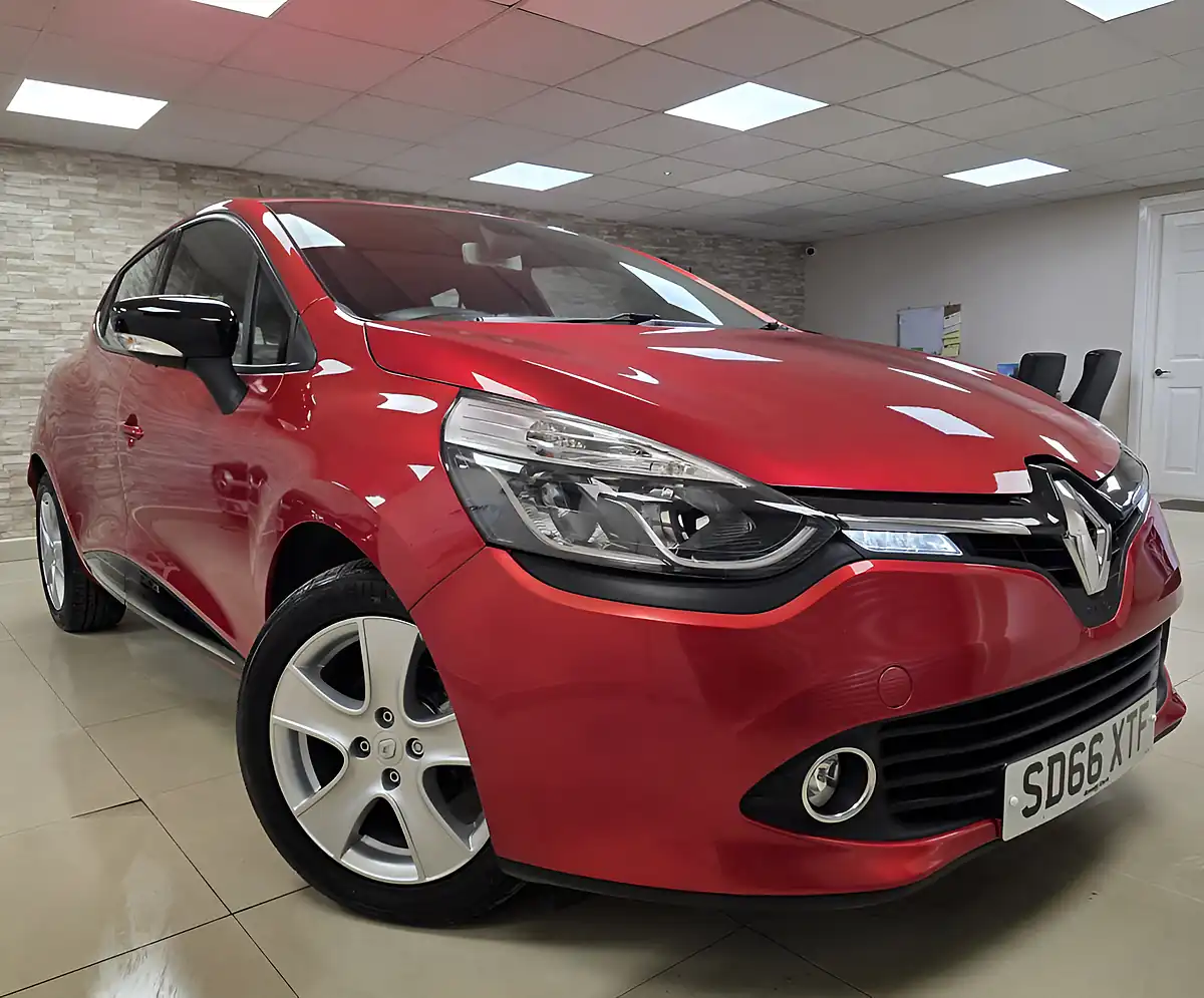 Used 2016 Renault Clio Dynamique Nav Red - Front View
