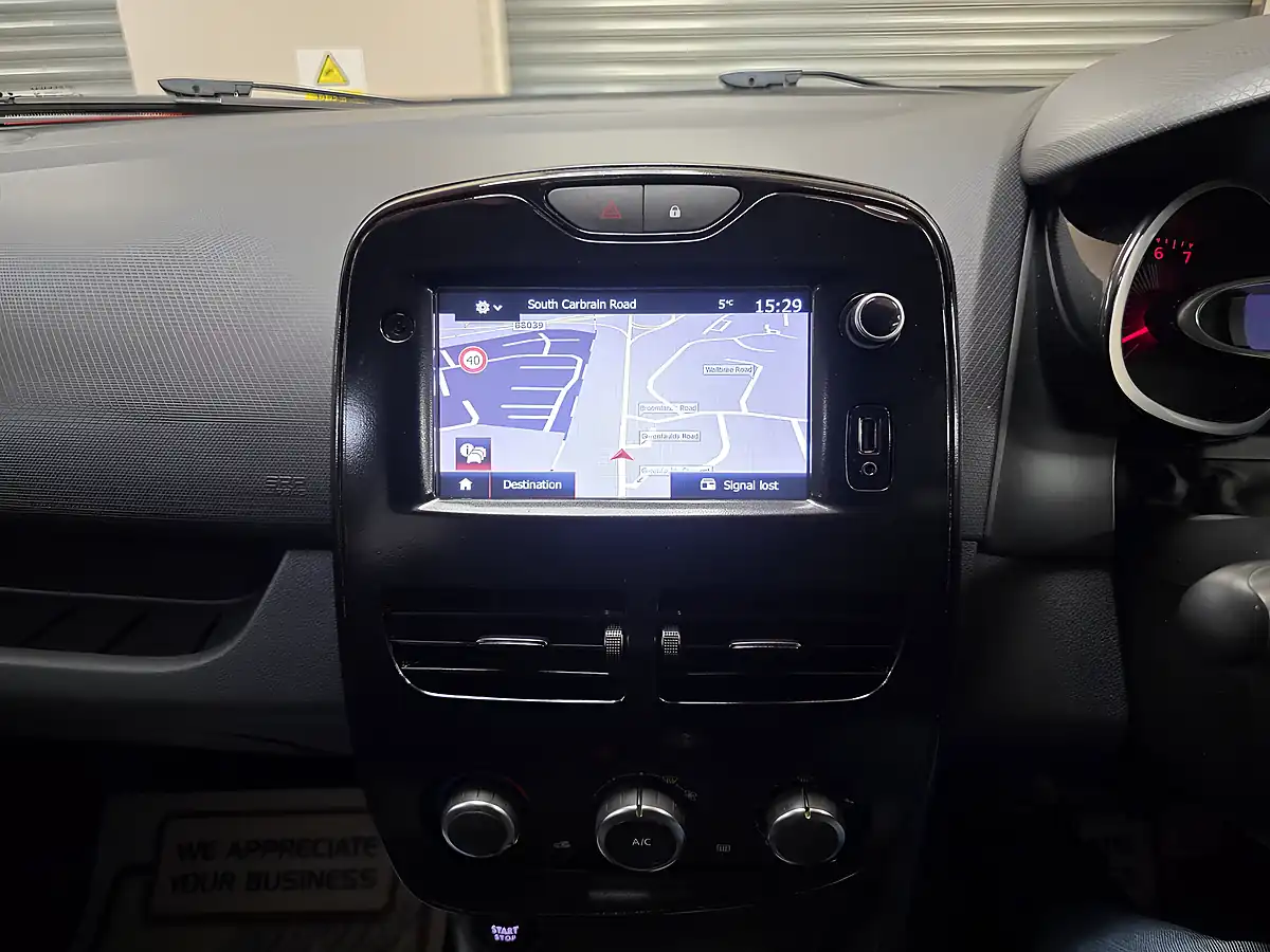Used 2016 Renault Clio Dynamique Nav Red - Interior and Exterior details 10