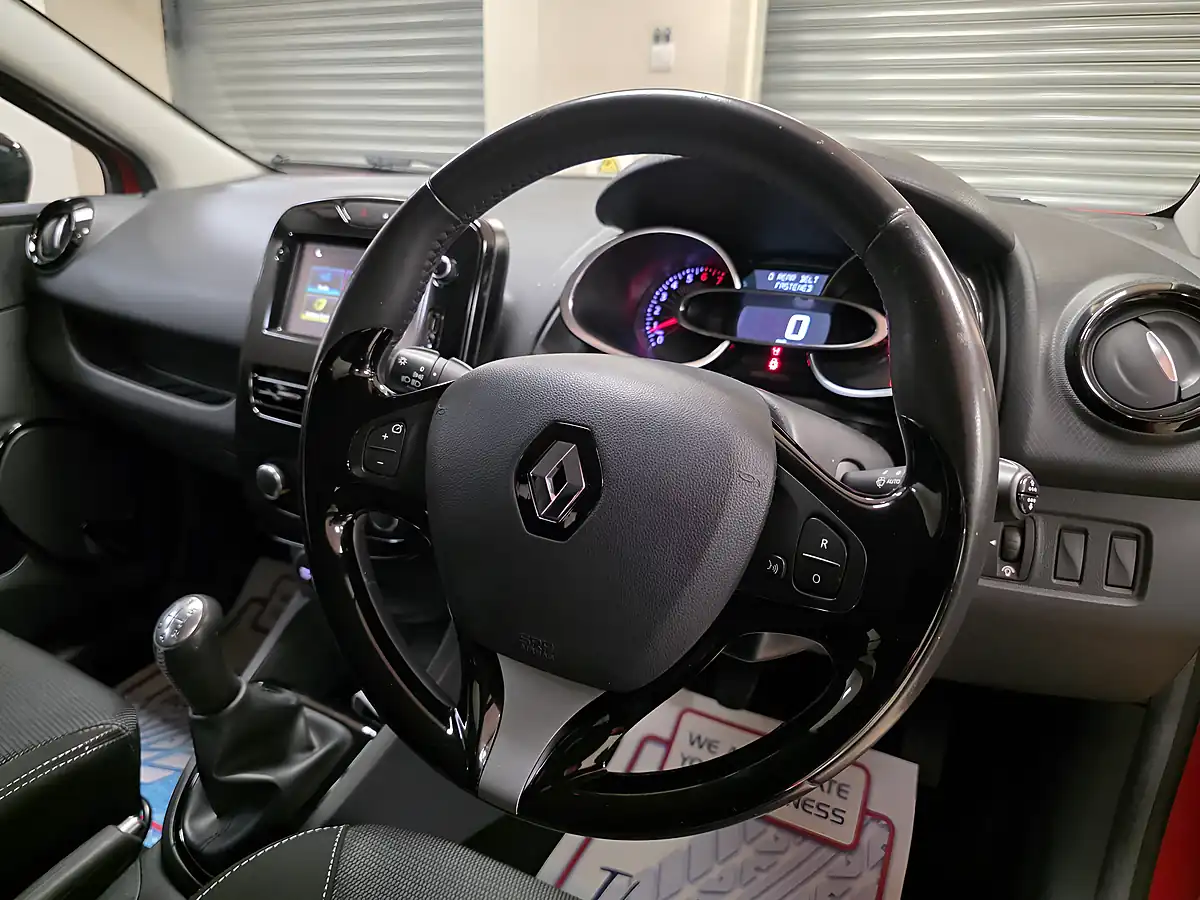 Used 2016 Renault Clio Dynamique Nav Red - Interior and Exterior details 4