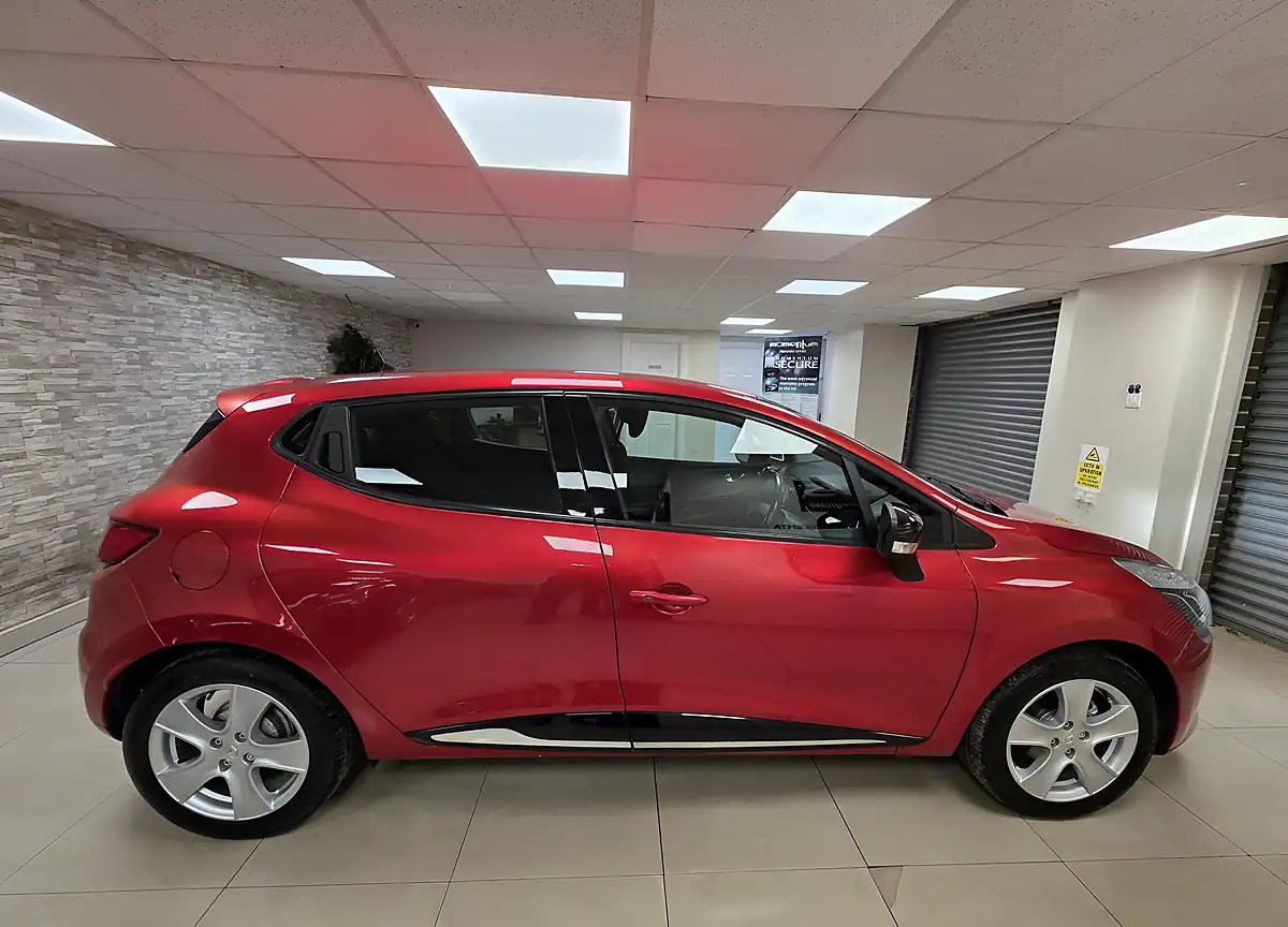 Used 2016 Renault Clio Dynamique Nav Red - Interior and Exterior details 6