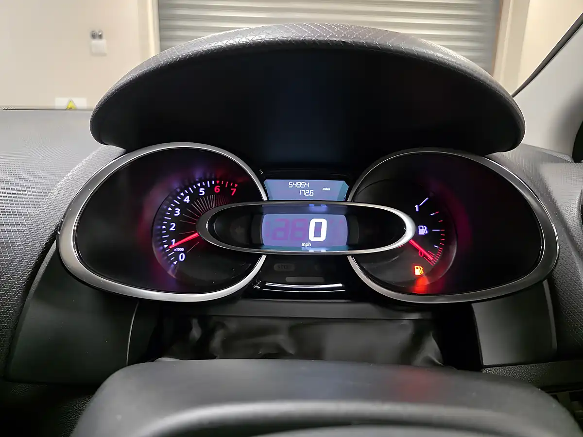 Used 2016 Renault Clio Dynamique Nav Red - Interior and Exterior details 7