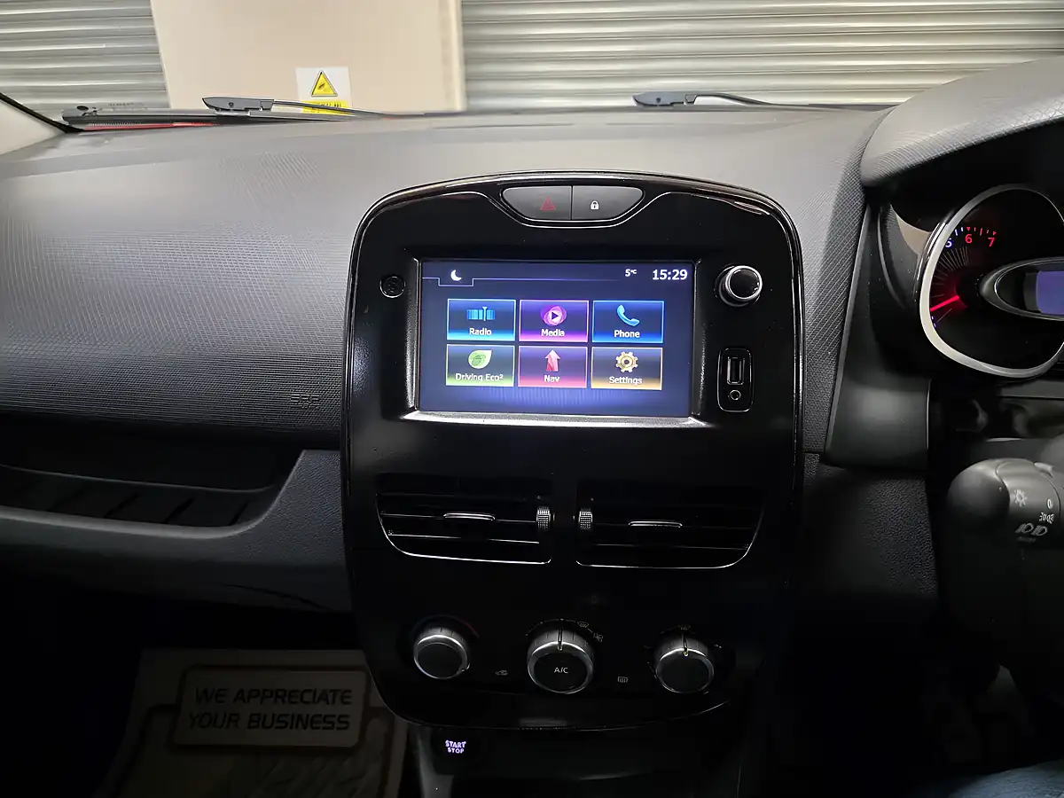 Used 2016 Renault Clio Dynamique Nav Red - Interior and Exterior details 8