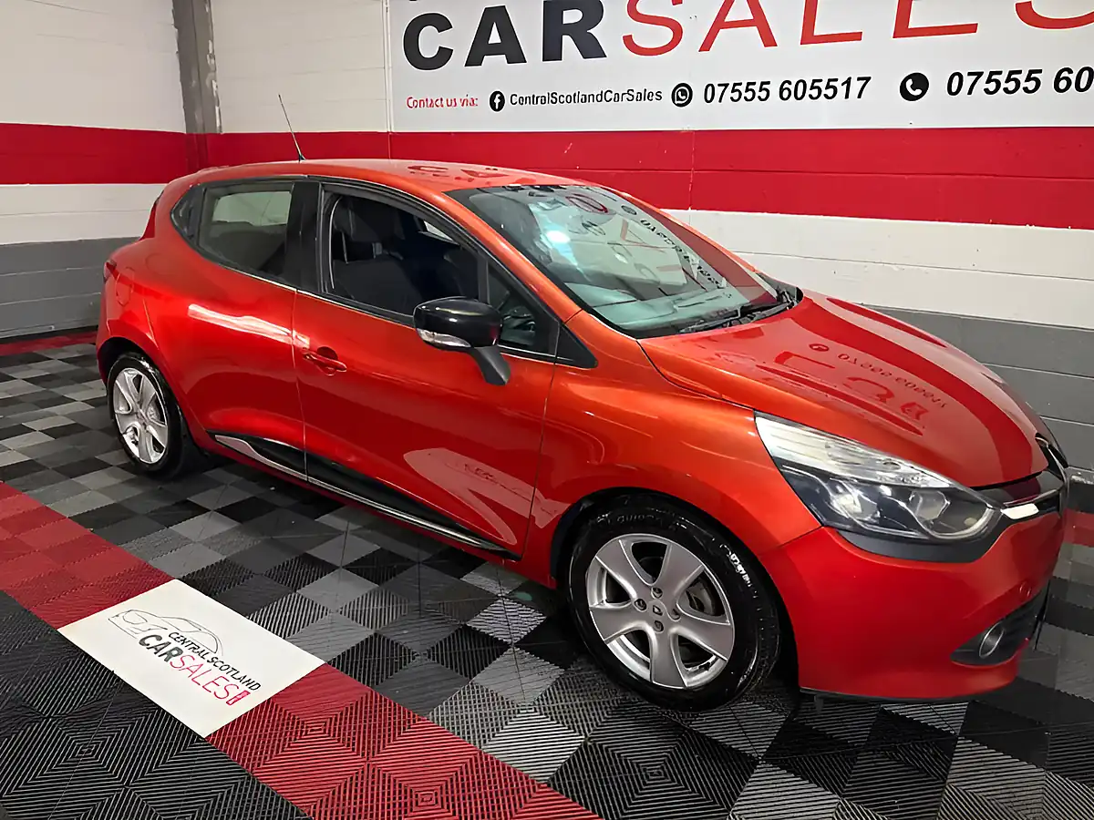 Used 2016 Renault Clio Dynamique Nav Red - Front View