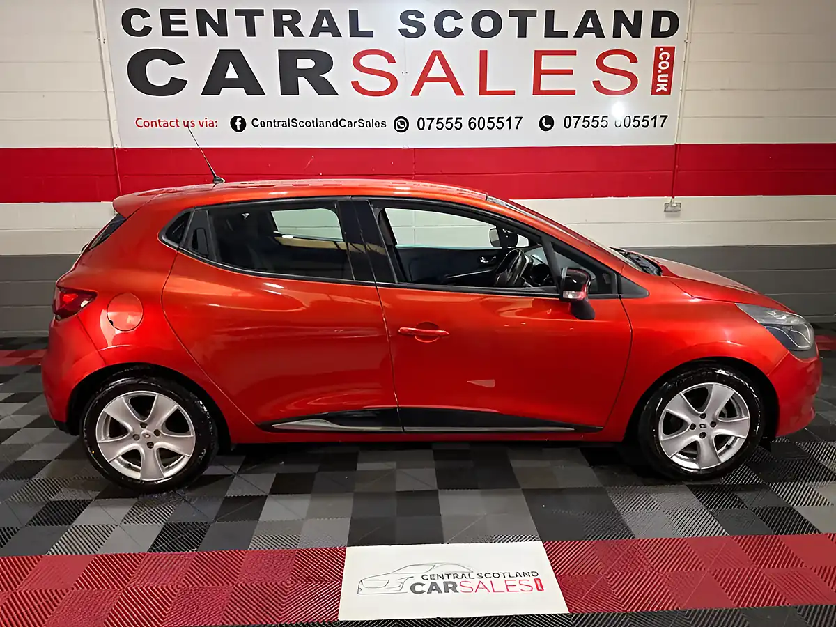 Used 2016 Renault Clio Dynamique Nav Red - Interior and Exterior details 10