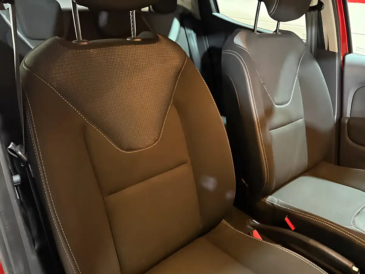 Used 2016 Renault Clio Dynamique Nav Red - Interior and Exterior details 18