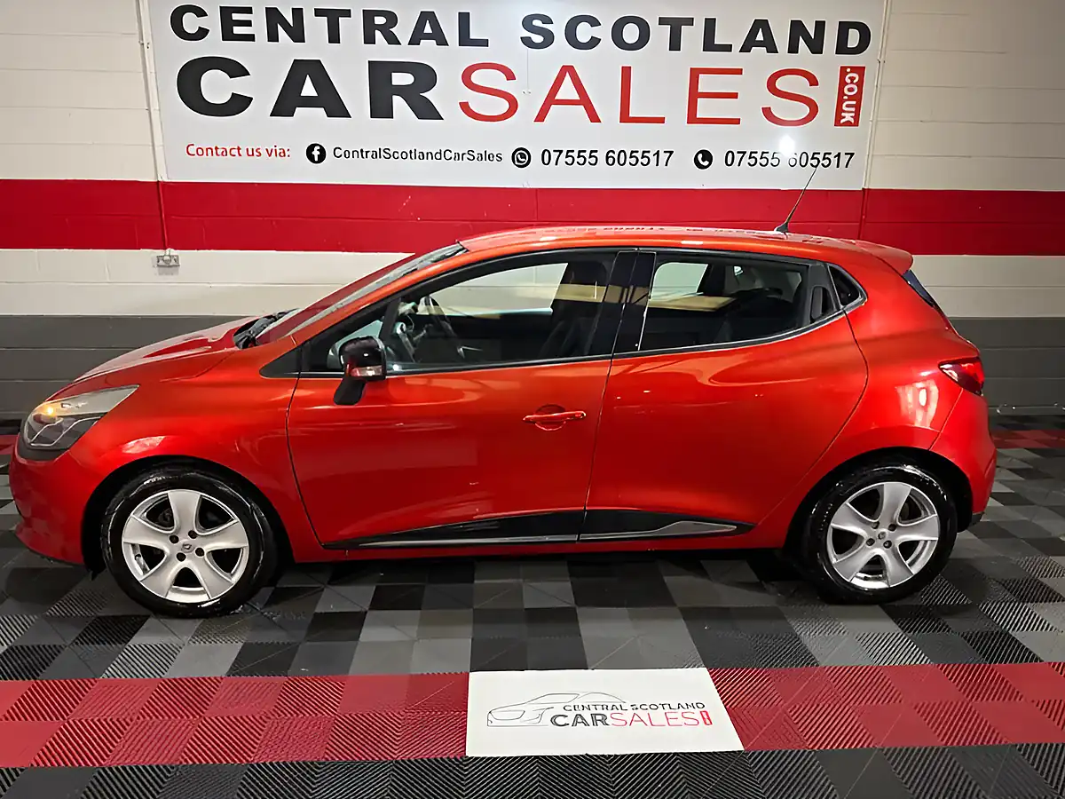 Used 2016 Renault Clio Dynamique Nav Red - Interior and Exterior details 3