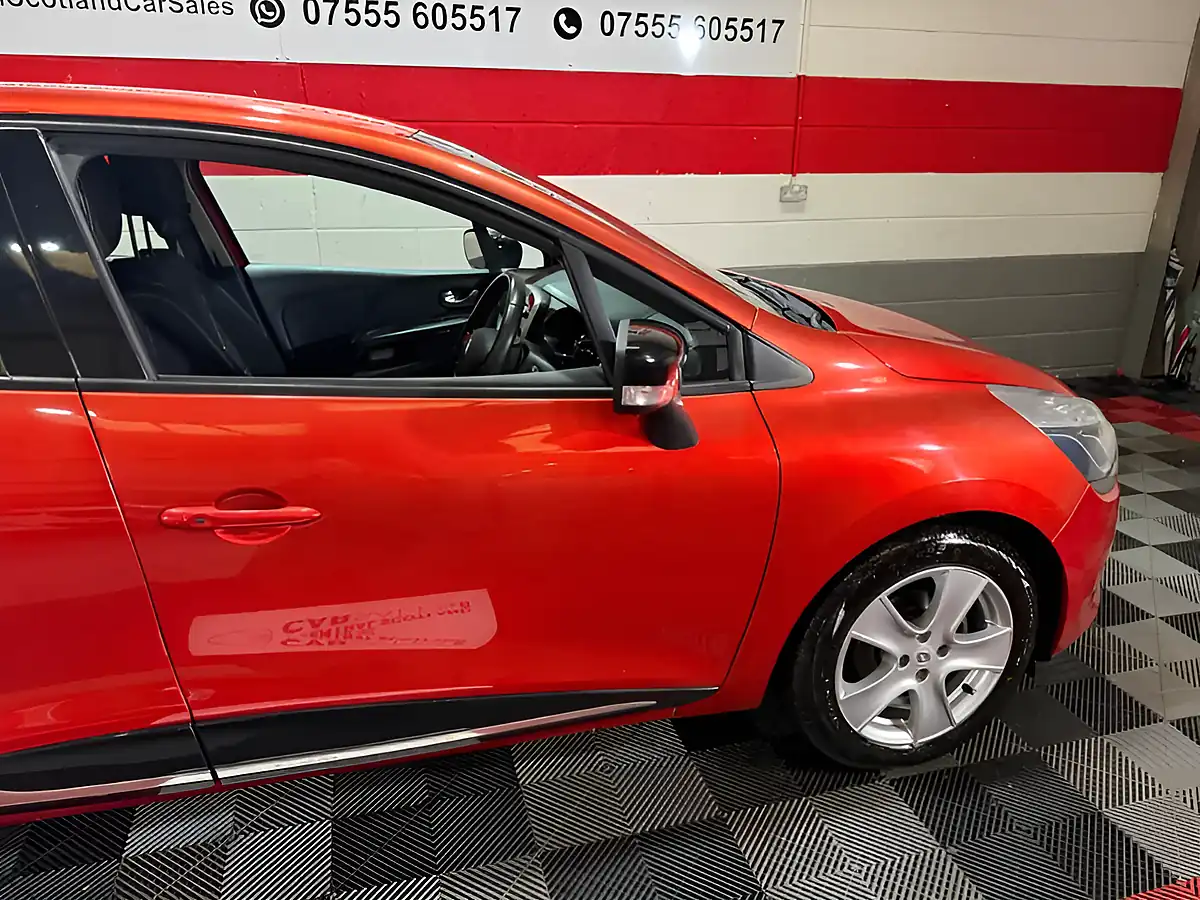 Used 2016 Renault Clio Dynamique Nav Red - Interior and Exterior details 4