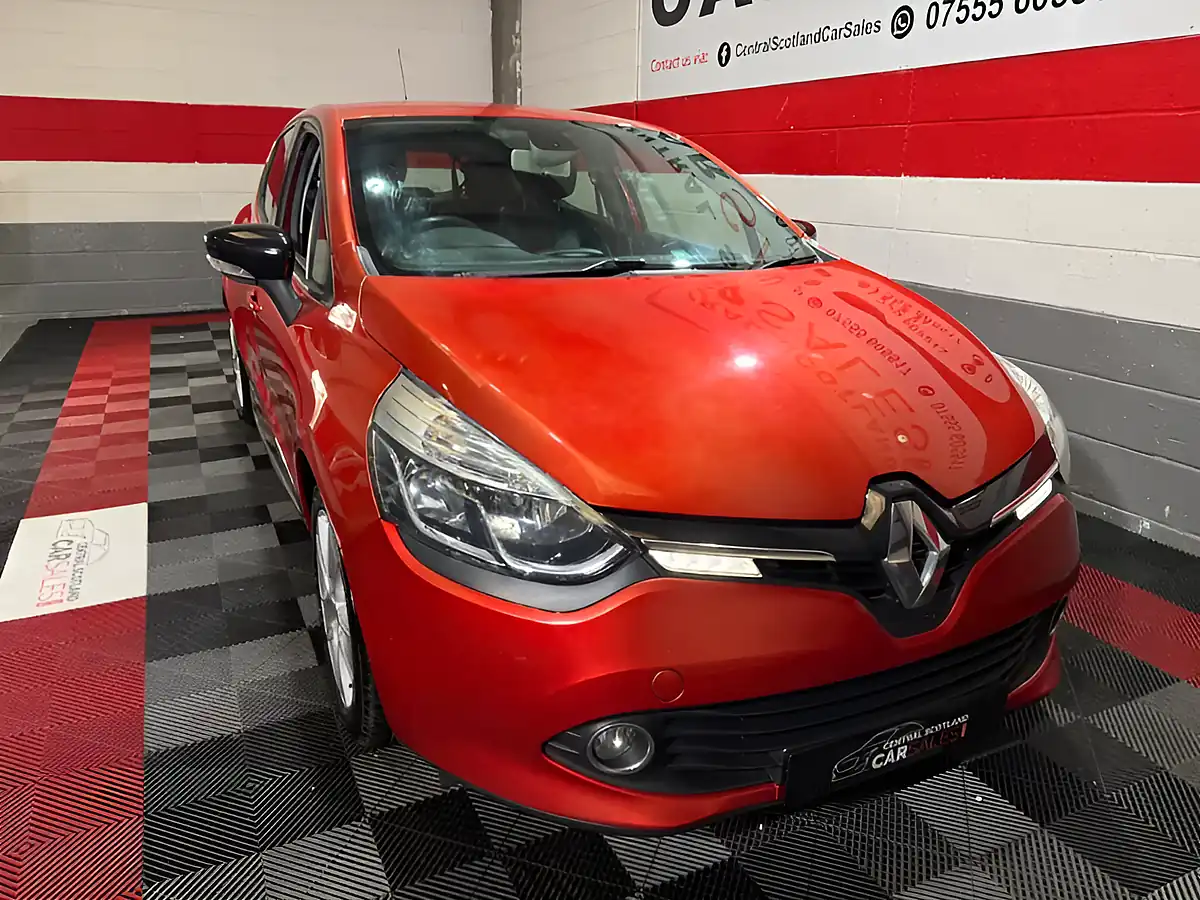 Used 2016 Renault Clio Dynamique Nav Red - Interior and Exterior details 5