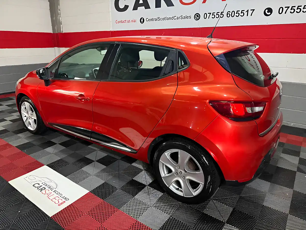 Used 2016 Renault Clio Dynamique Nav Red - Interior and Exterior details 6
