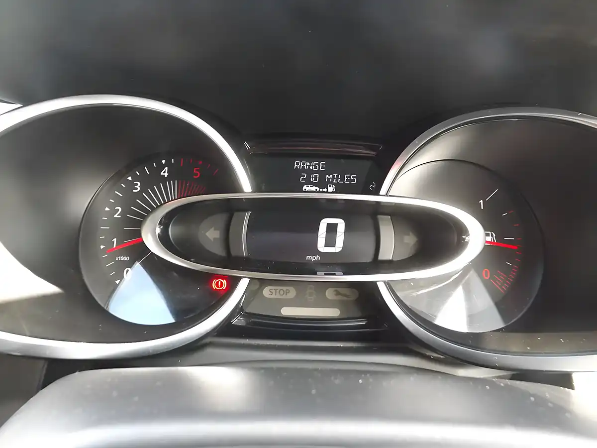 Used 2016 Renault Clio Dynamique Nav Silver - Interior and Exterior details 11