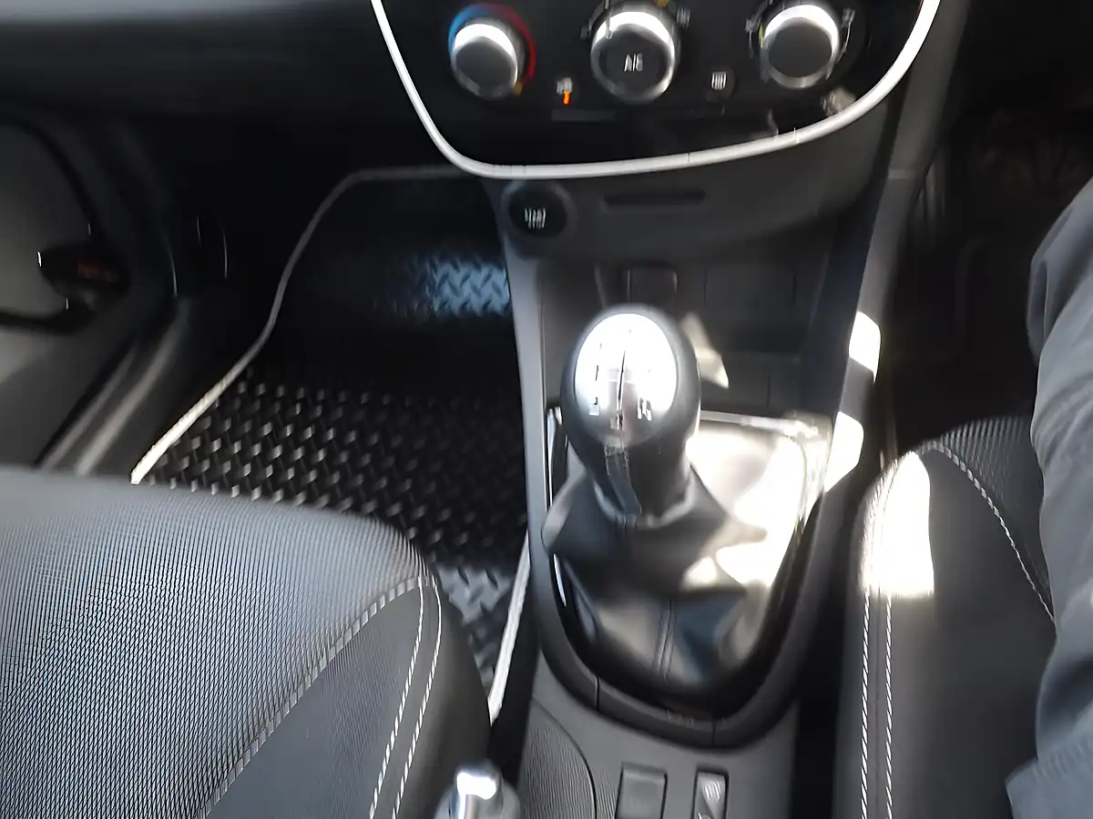 Used 2016 Renault Clio Dynamique Nav Silver - Interior and Exterior details 13