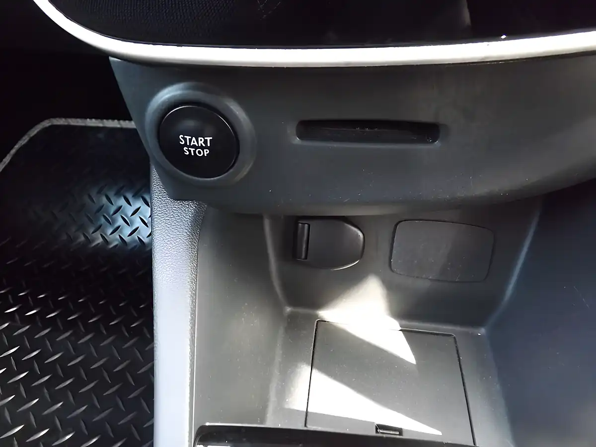 Used 2016 Renault Clio Dynamique Nav Silver - Interior and Exterior details 14