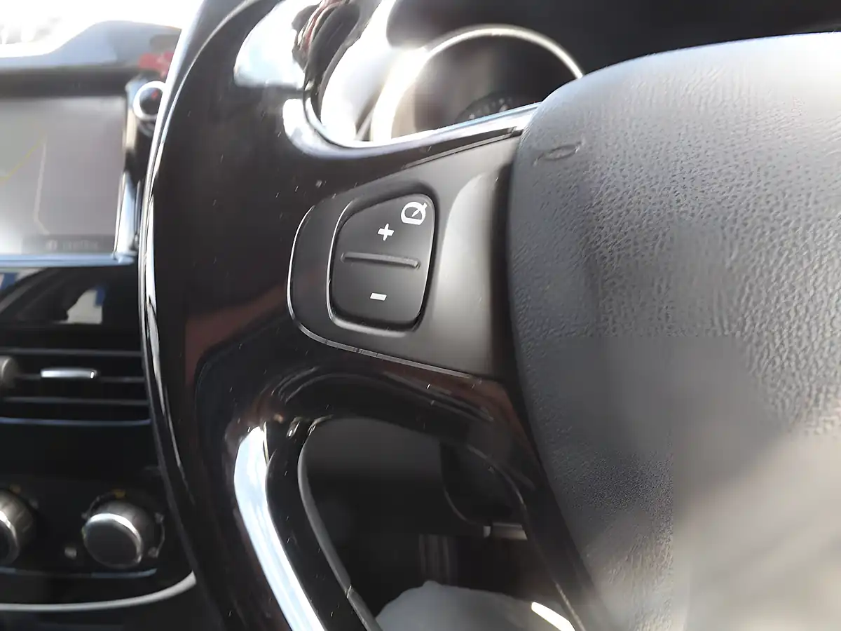 Used 2016 Renault Clio Dynamique Nav Silver - Interior and Exterior details 16