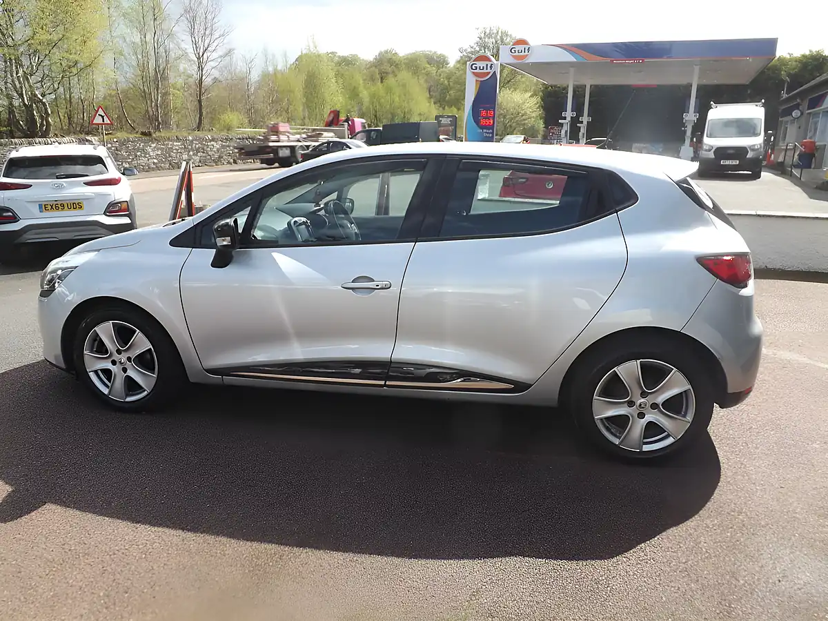 Used 2016 Renault Clio Dynamique Nav Silver - Interior and Exterior details 4
