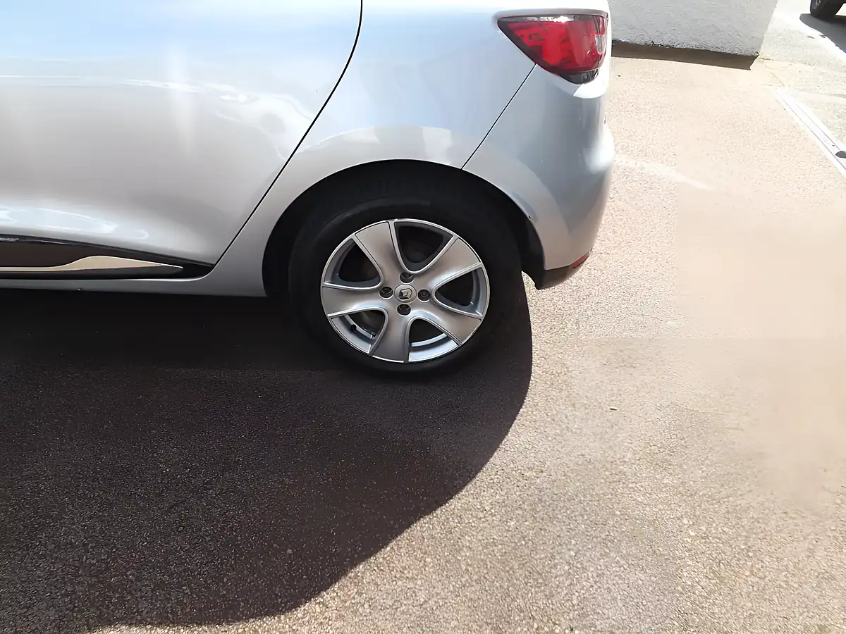 Used 2016 Renault Clio Dynamique Nav Silver - Interior and Exterior details 6