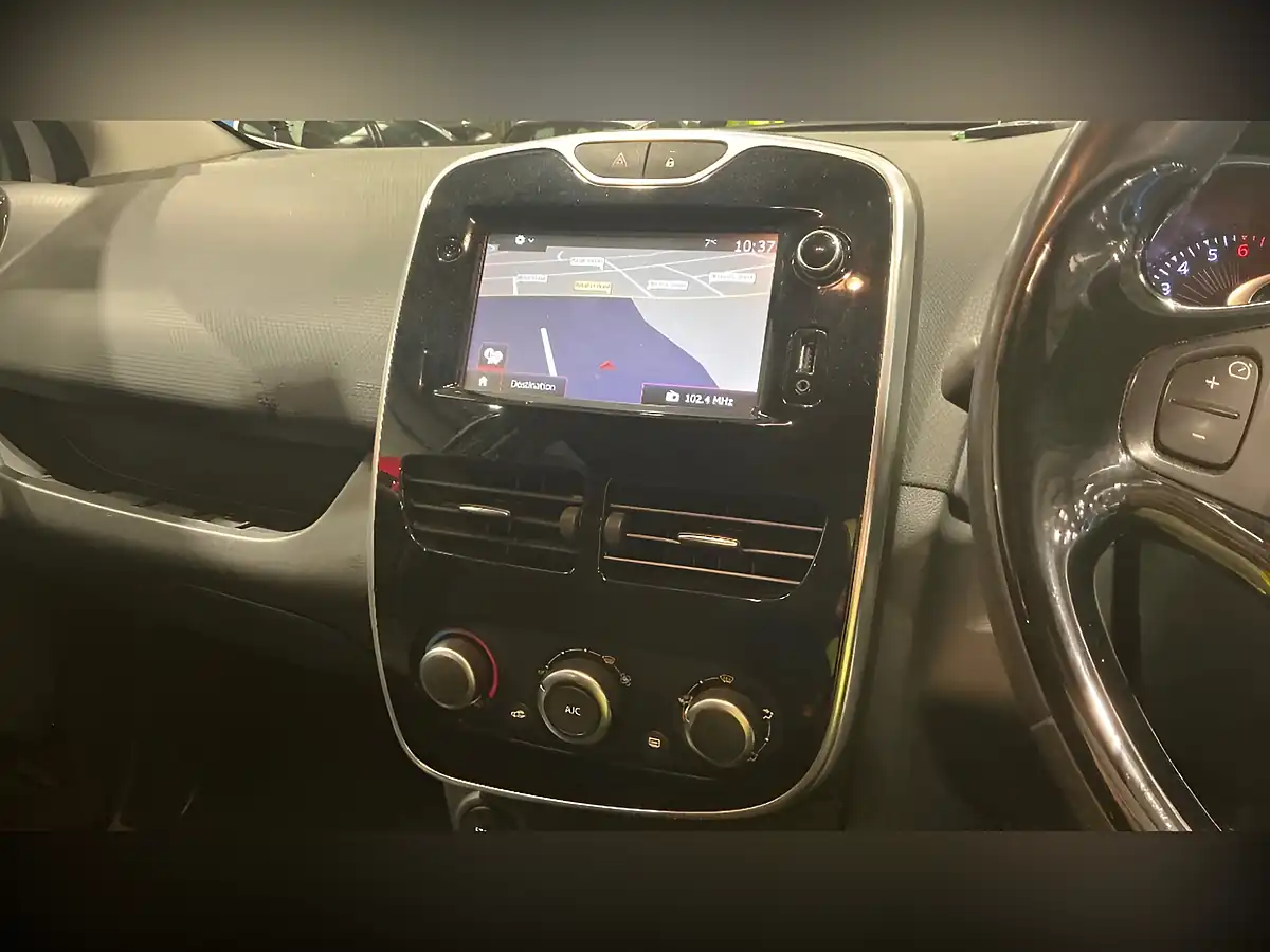 Used 2016 Renault Clio Dynamique Nav White - Interior and Exterior details 10