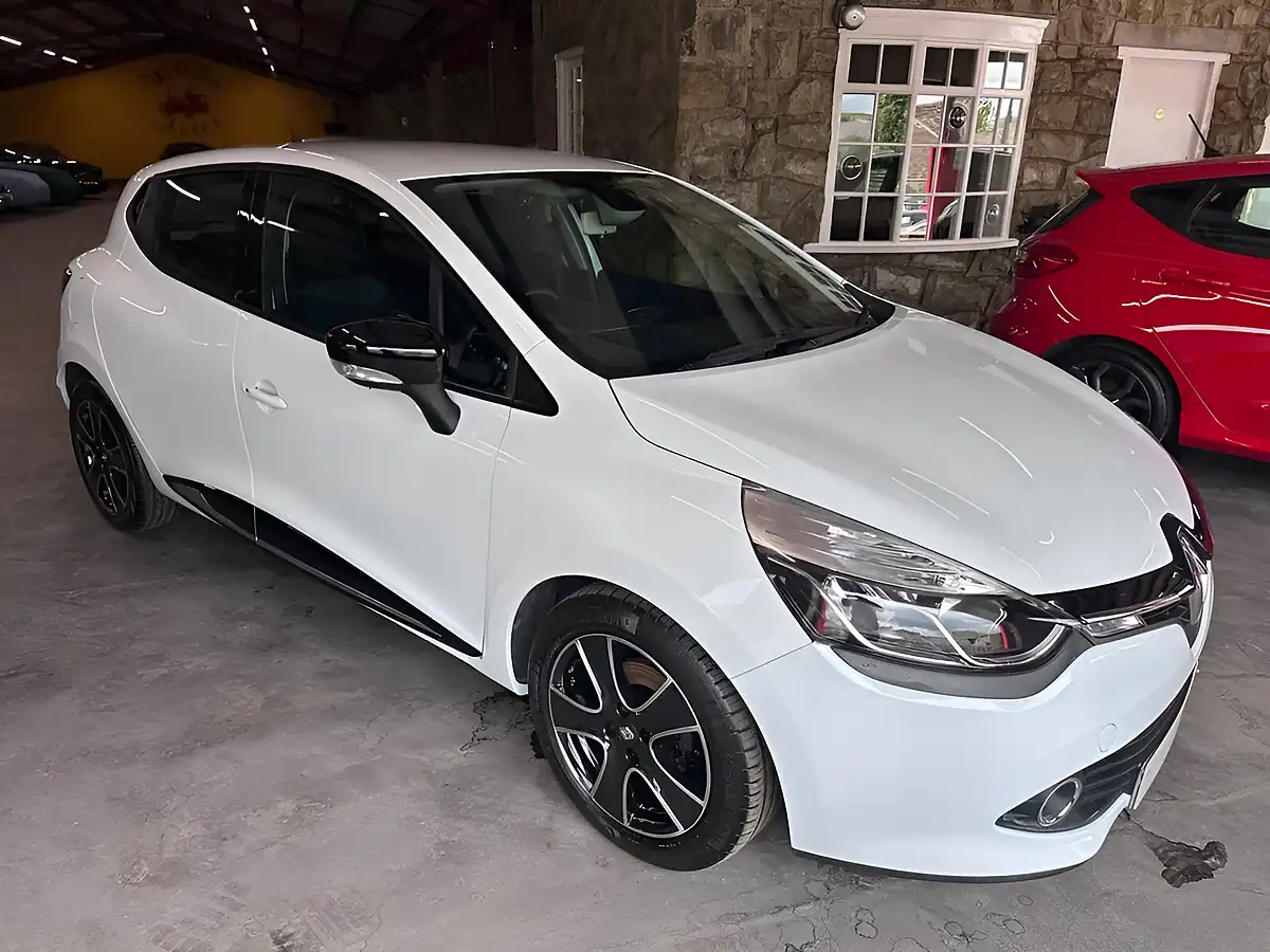 Used 2016 Renault Clio Dynamique Nav White - Front View