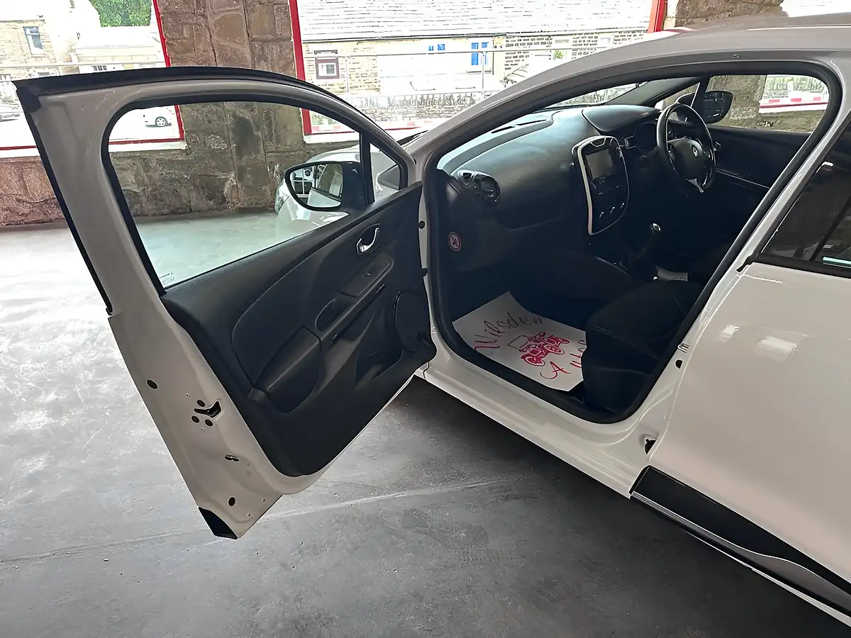 Used 2016 Renault Clio Dynamique Nav White - Interior and Exterior details 12