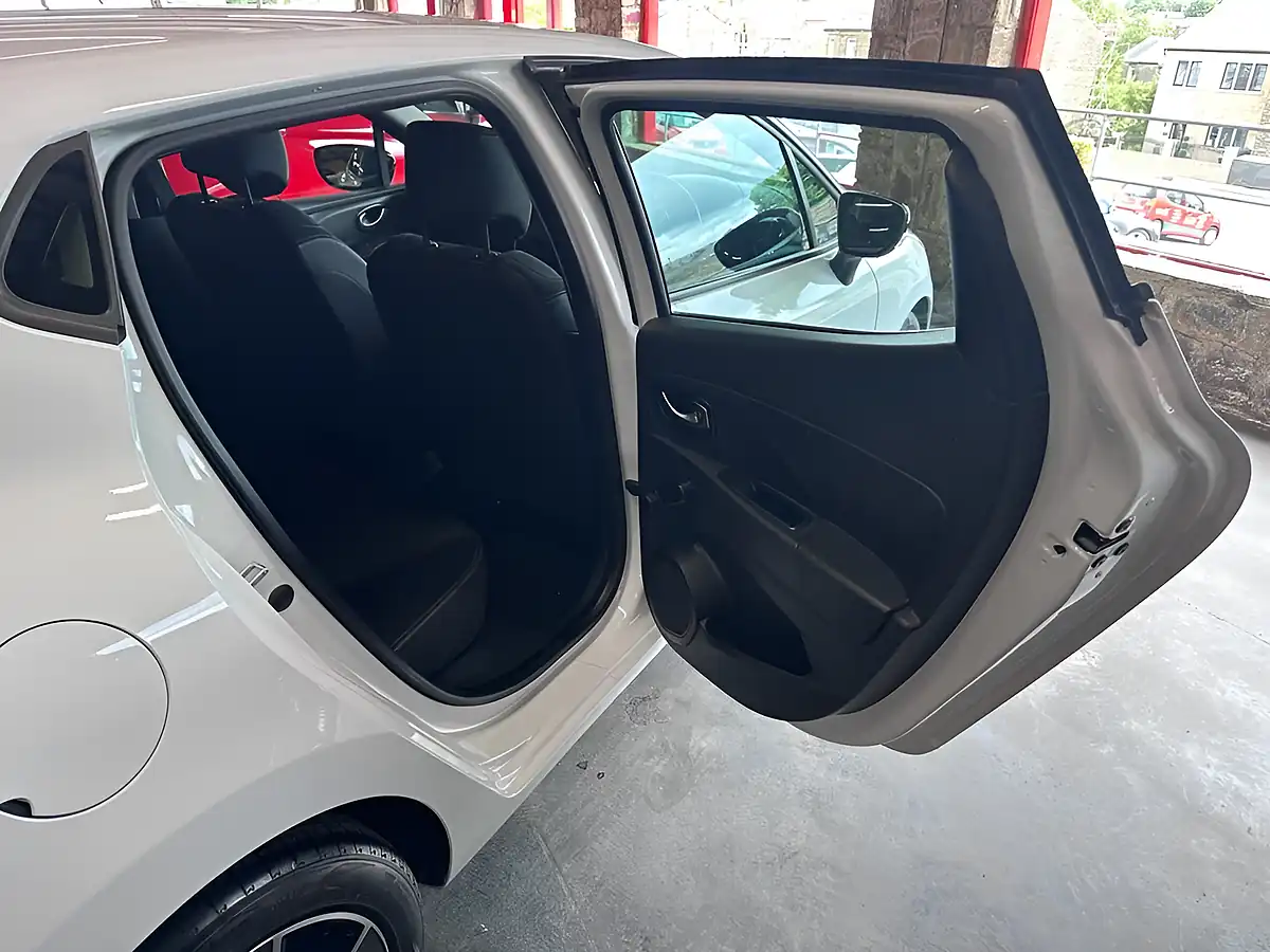 Used 2016 Renault Clio Dynamique Nav White - Interior and Exterior details 16