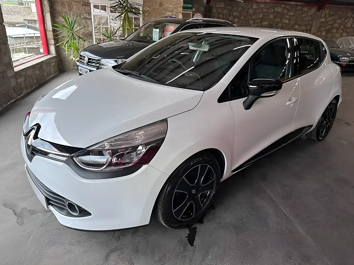 Used 2016 Renault Clio Dynamique Nav White - Interior and Exterior details 3