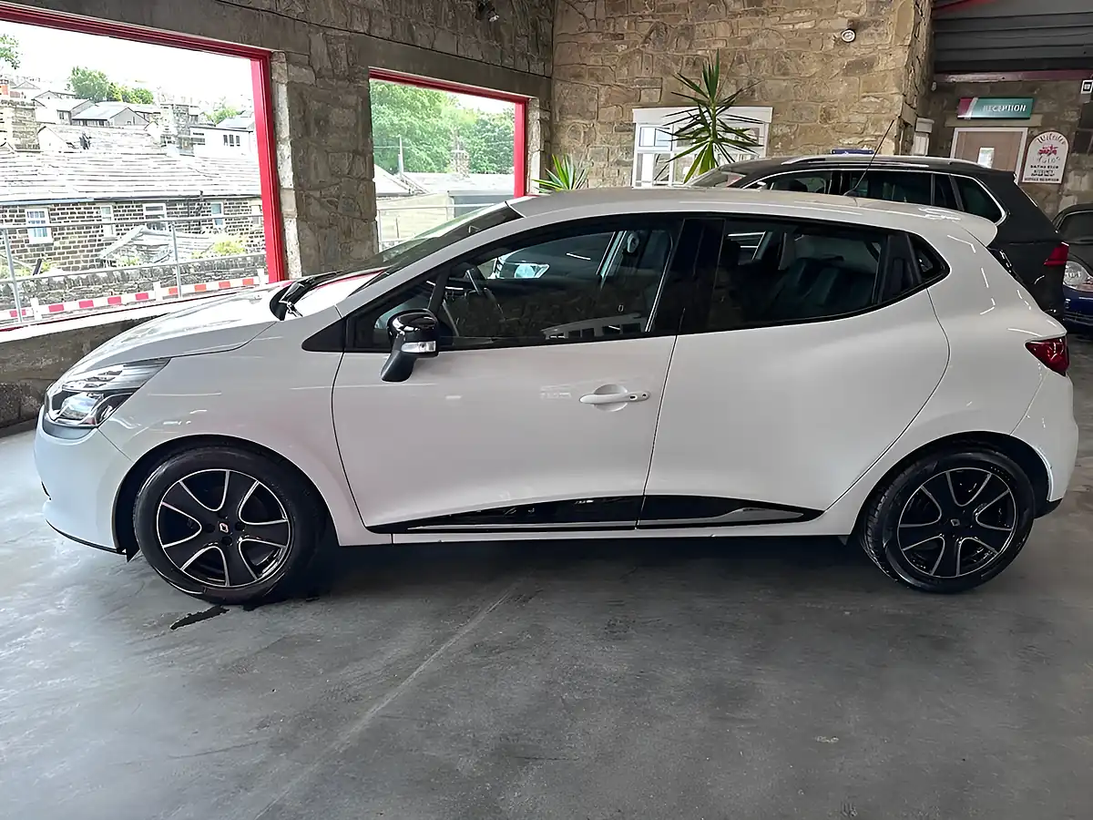 Used 2016 Renault Clio Dynamique Nav White - Interior and Exterior details 4