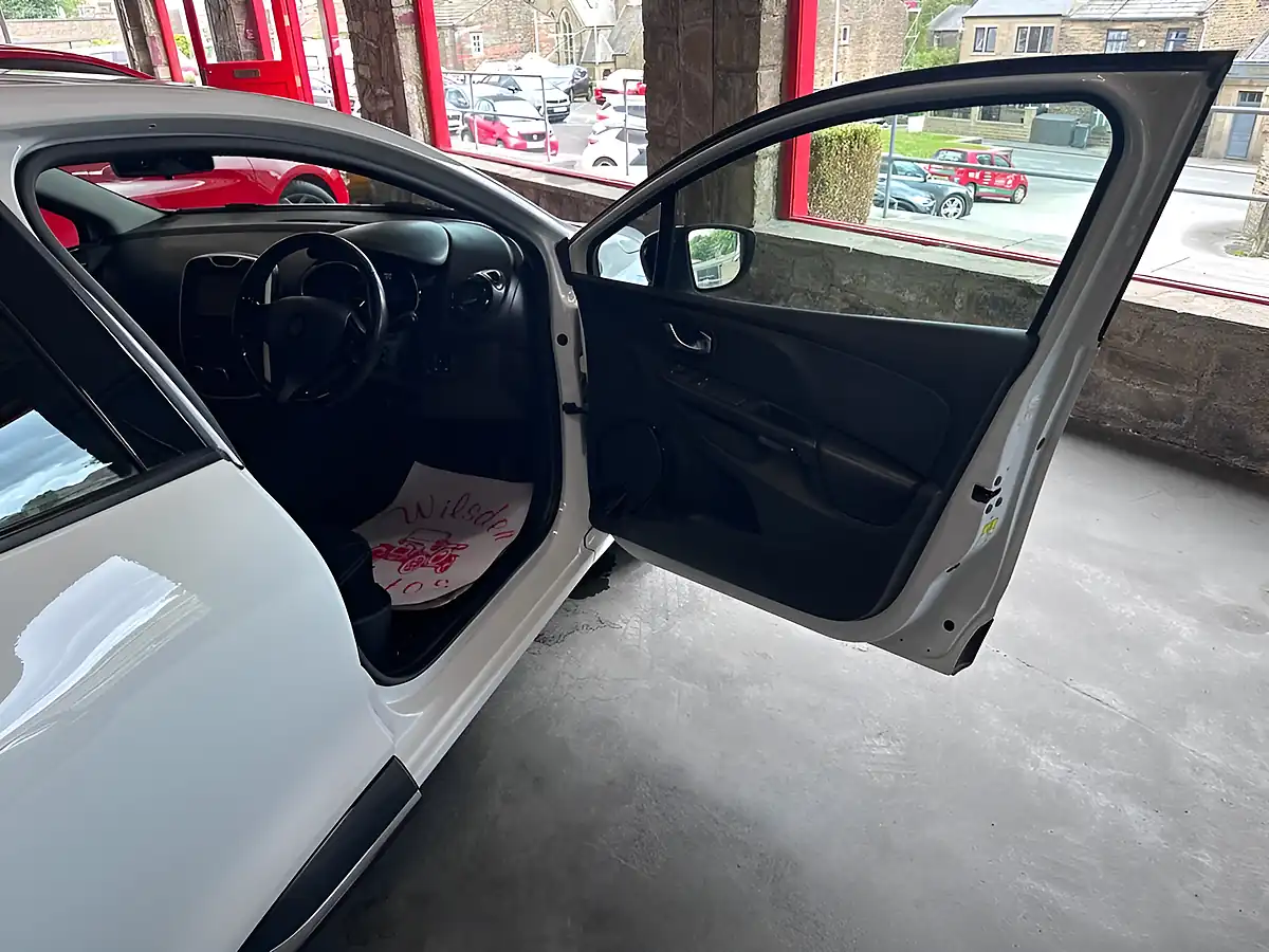 Used 2016 Renault Clio Dynamique Nav White - Interior and Exterior details 8