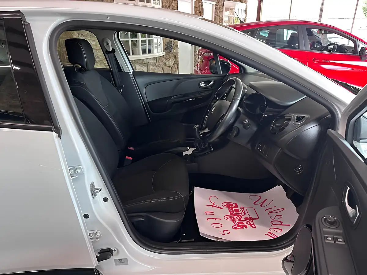 Used 2016 Renault Clio Dynamique Nav White - Interior and Exterior details 9