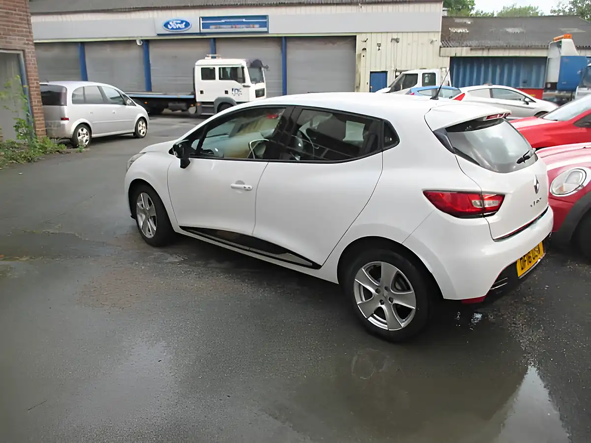 Used 2016 Renault Clio Dynamique Nav White - Interior and Exterior details 4