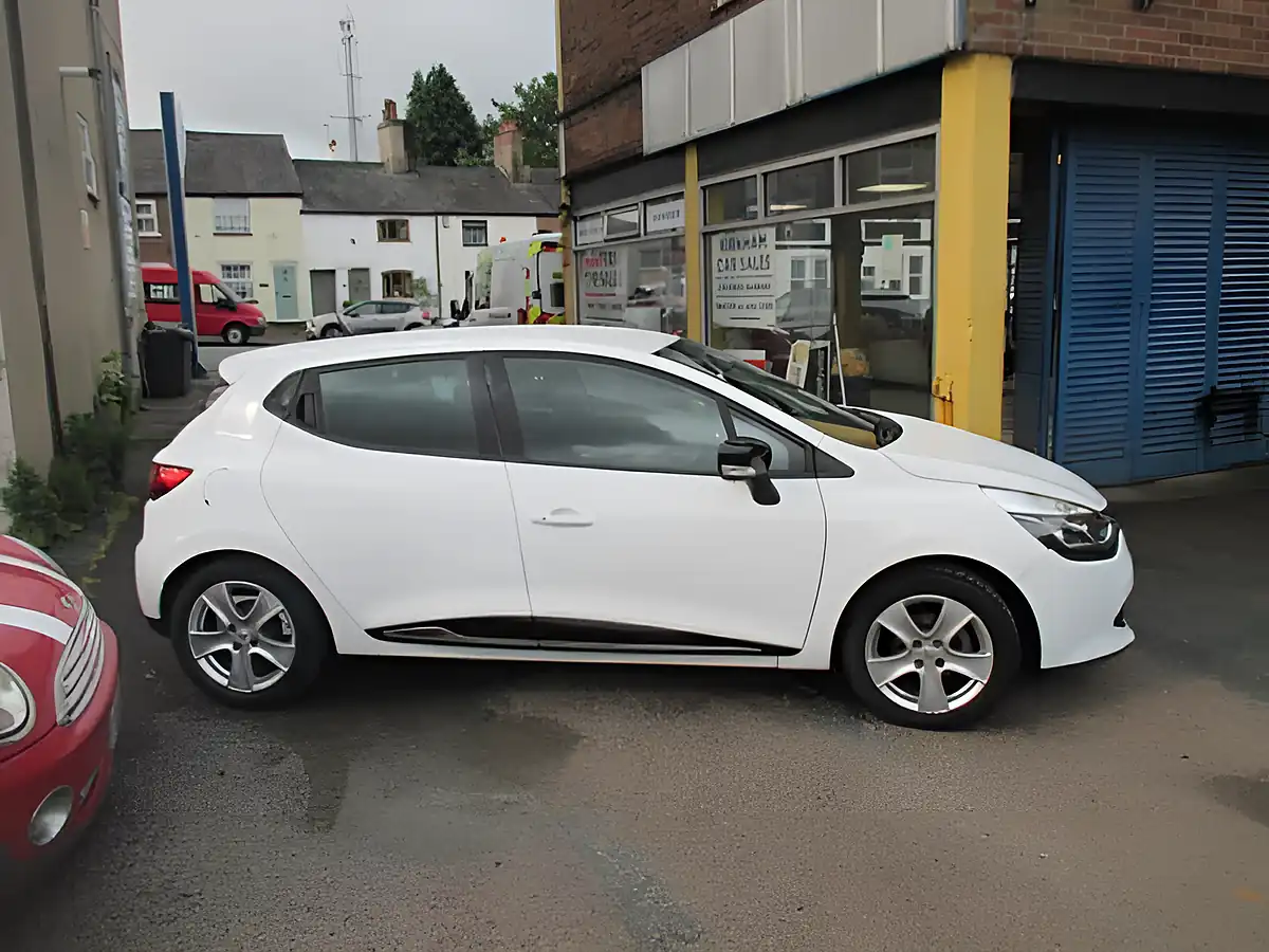 Used 2016 Renault Clio Dynamique Nav White - Interior and Exterior details 5