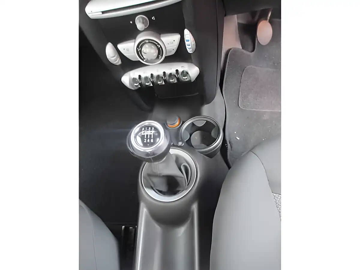 Used 2016 Renault Clio Dynamique Nav White - Interior and Exterior details 9