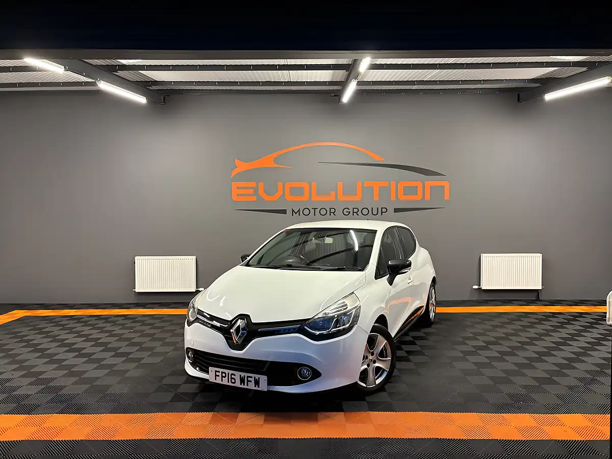 Used 2016 Renault Clio Dynamique Nav White - Front View