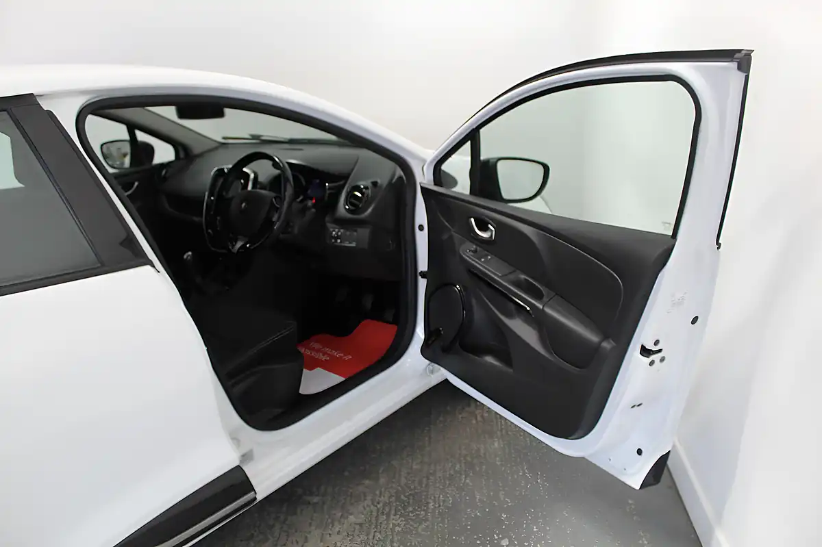 Used 2016 Renault Clio Dynamique Nav White - Interior and Exterior details 11