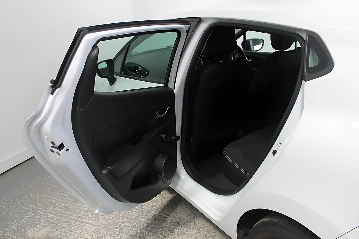 Used 2016 Renault Clio Dynamique Nav White - Interior and Exterior details 12