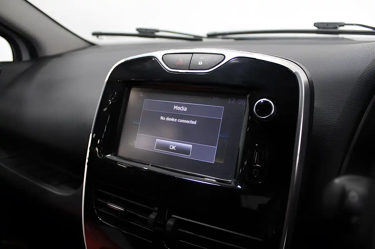Used 2016 Renault Clio Dynamique Nav White - Interior and Exterior details 15