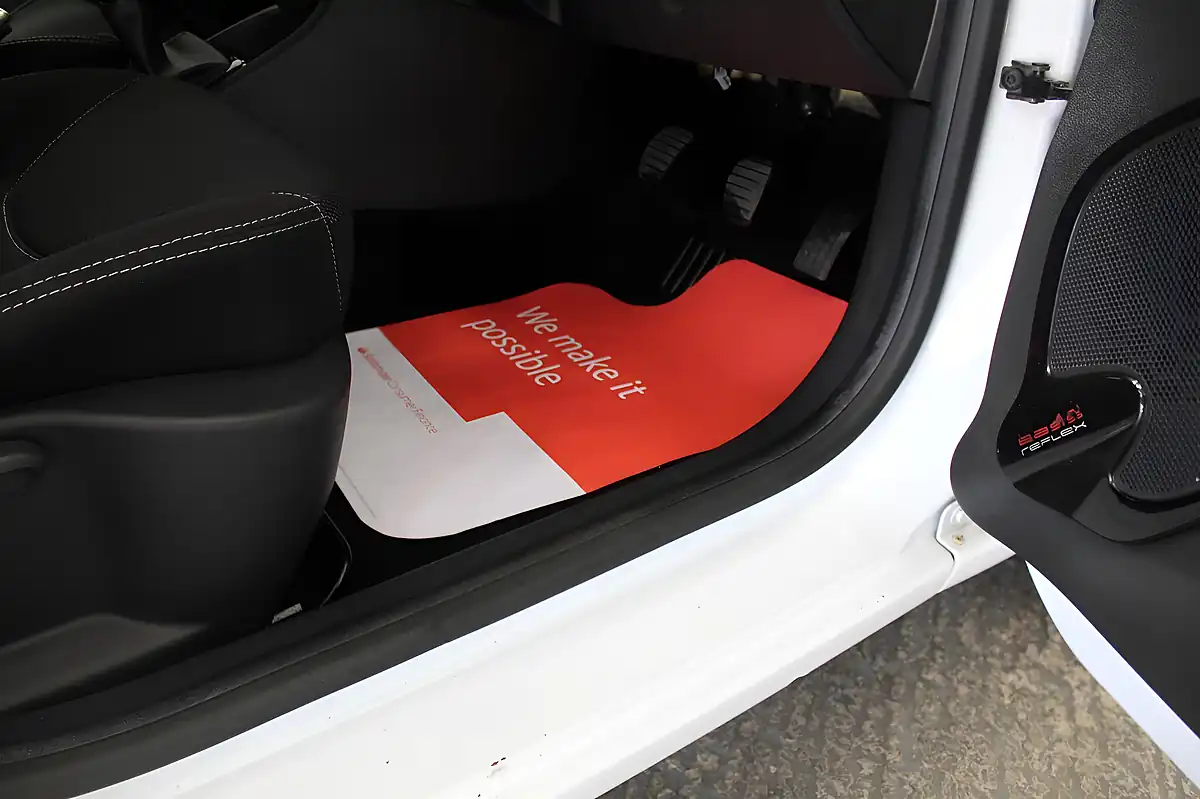 Used 2016 Renault Clio Dynamique Nav White - Interior and Exterior details 18