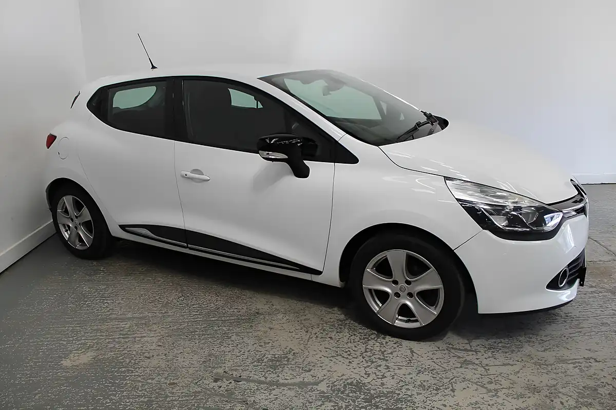 Used 2016 Renault Clio Dynamique Nav White - Interior and Exterior details 3