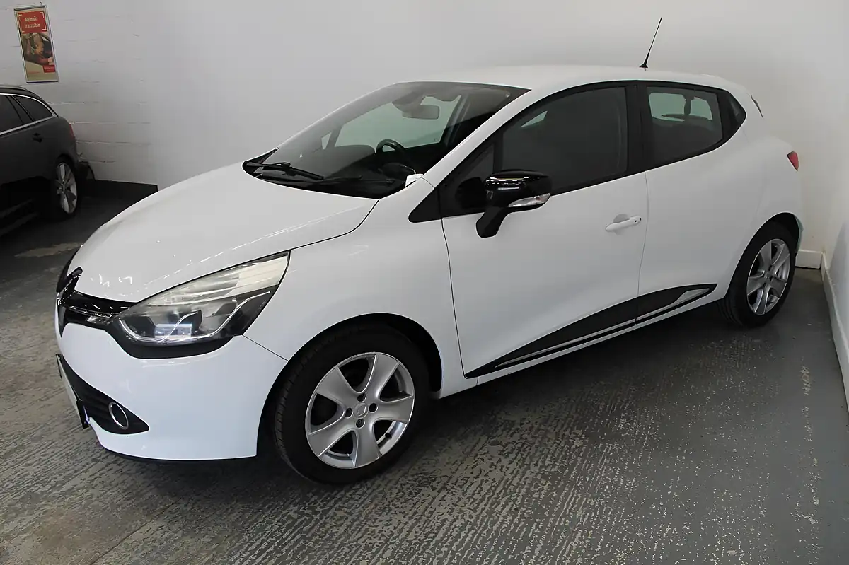 Used 2016 Renault Clio Dynamique Nav White - Interior and Exterior details 4