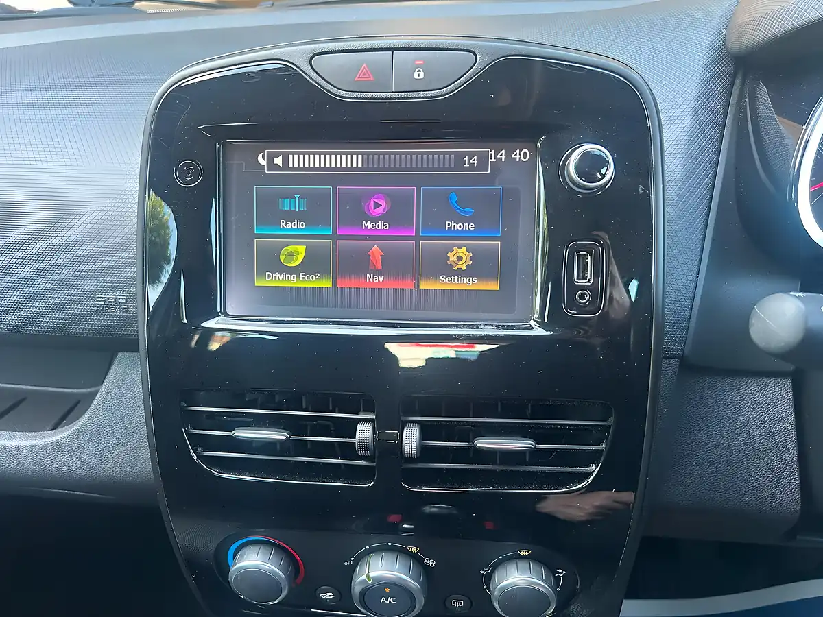 Used 2016 Renault Clio Dynamique Nav White - Interior and Exterior details 11